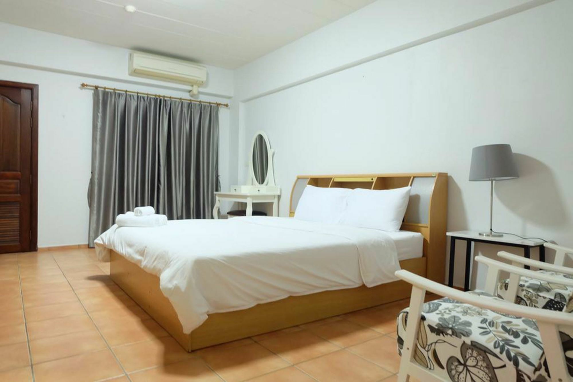 Lomsabai Apartments Bang Saen Bagian luar foto