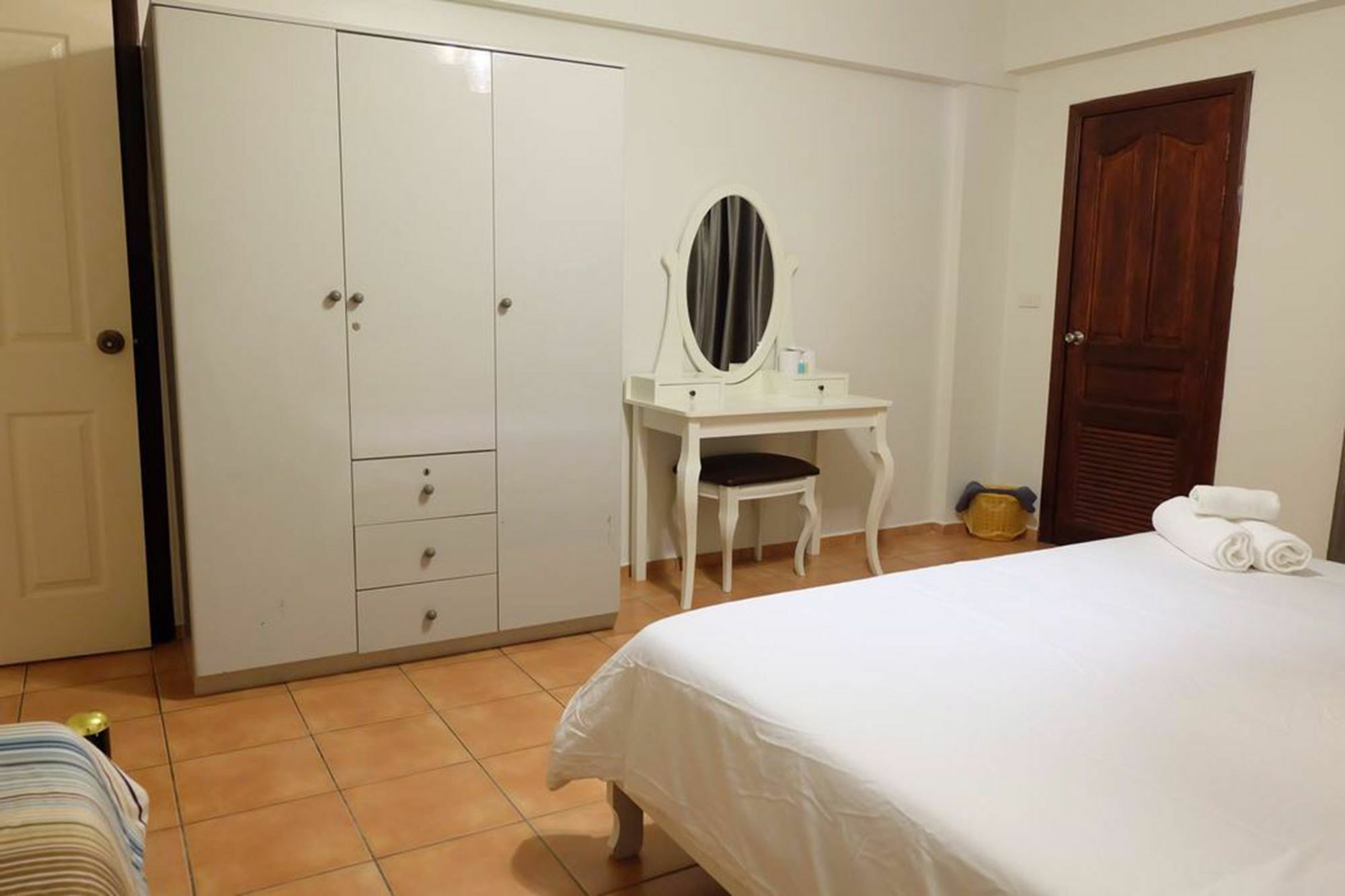 Lomsabai Apartments Bang Saen Bagian luar foto